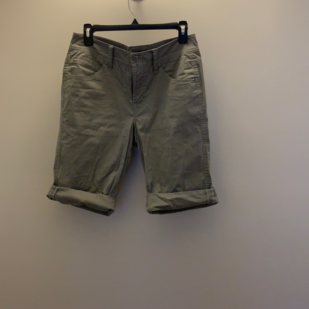 Bandolino Women Olive Green Bermuda Shorts Size 6